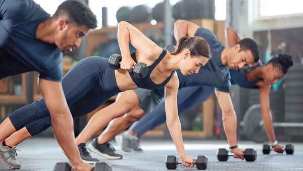 Adultos a praticar exercícios leves num estúdio luminoso